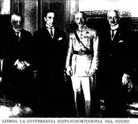 Lisboa. PALACIO PRESIDENCIAL. De izquierda a derecha: el Marqués de Ximénez de Tejada -llamado Antonio Fernández de Navarrete Hurtado de Mendoza- , el presidente de la comisión negociadora de los Saltos del Duero, con el Presidente de Portugal -General Carmona- de uniforme, y el Embajador de España en Portugal. Foto aparecida en Prensa en 1927. ARCHIVO DE LOS MARQUESES DE XIMENEZ DE TEJADA. MADRID